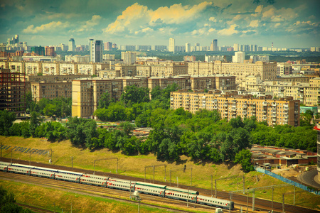 莫斯科的天际线。历史的这座城市的一部分。火车站在前台。有色在黄色的照片