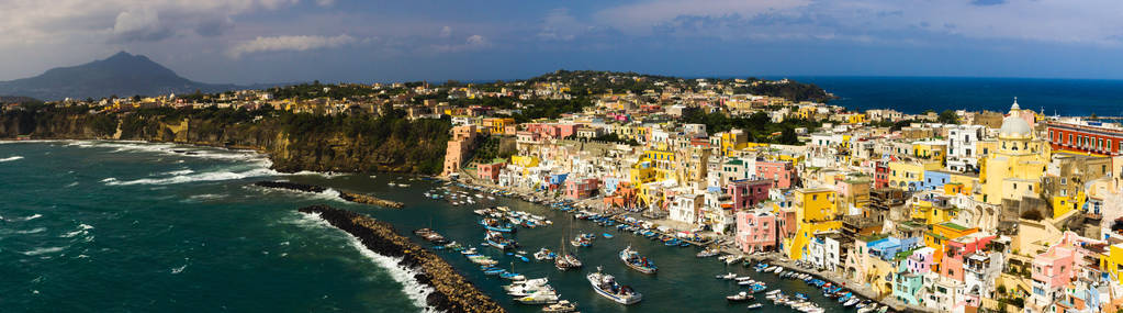 普罗奇达岛与五颜六色的房子和码头在那不勒斯海湾在意大利