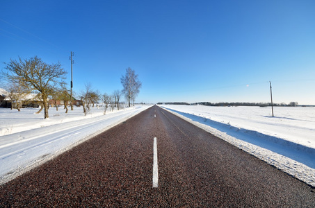 经典冬季现场的农村地区的公路