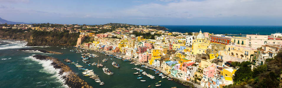 普罗奇达岛与五颜六色的房子和码头在那不勒斯海湾在意大利