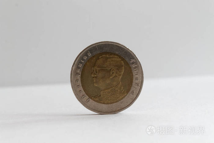 一个泰国硬币面额是十泰铢谎言在孤立的白色背景背面