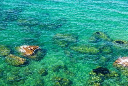 意大利西西里岛夏天的岩石海岸