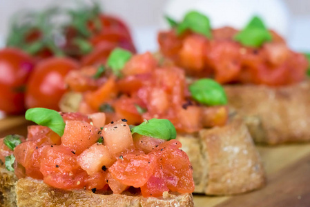 番茄 bruschetta 烤面包片特写