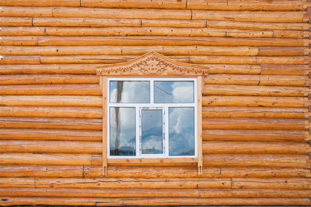 内蒙古呼伦贝尔金额 ergunaen 和镇别致的农舍小屋门和窗户