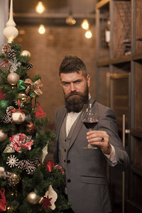 长胡子的人庆祝新年和圣诞节。时髦的人在餐馆里享受美酒。圣诞派对喝酒, 干杯, 喝酒冬天假日庆祝概念