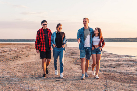 海滩日落的说说图片