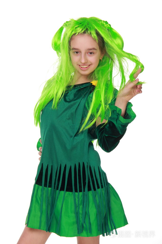 快乐的女孩穿着新奇的衣服是绿色, 绿色的头发