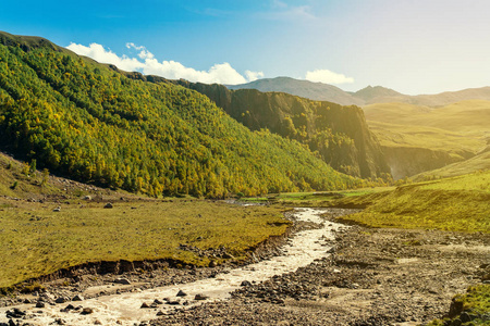 厄尔布鲁士侯姆旅舍山附近的高加索山脉美丽的风景欧洲最高的山峰