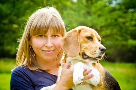 比格犬的女人