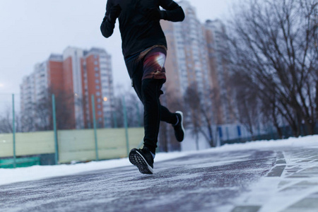 追求体育冬季运动员在体育场奔跑的画面照片