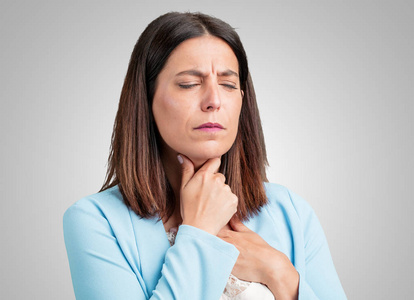 中年妇女喉咙痛, 因病毒病, 疲倦不堪