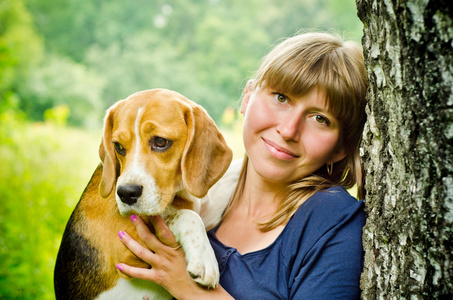 比格犬的女人