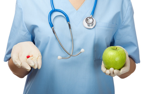 医生与绿色苹果和丸