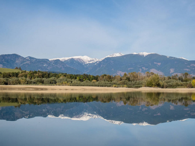 清澈的绿松石水湖被群山环绕。Liptovska 马拉. 斯洛伐克。生态和主动旅游的概念。秋天在自然。十月