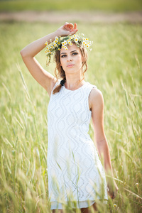 与野生 flowers.beautiful 女人享受雏菊字段的花圈花环上美丽的金发女孩金色小麦 field.portrait 年