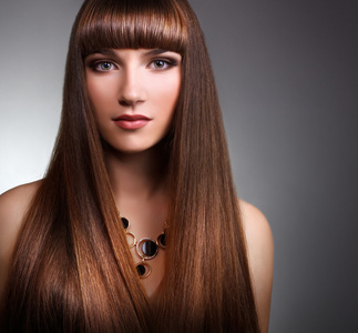 留着长直发长直发美女一位美丽的长直发黑发女子的肖像长直发时装模特