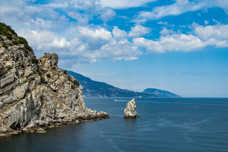 黑海海岸, 克里米亚。与蓝色的水和日光天空与船在地平线上的景色