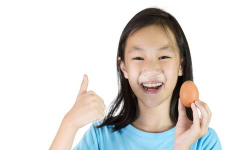 亚洲女孩微笑着抱着一个鸡蛋在白色背景下, 鸡蛋是有用的, 每天吃一个鸡蛋