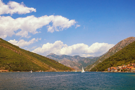 夏天地中海风景与帆船在水。黑山, Kotor 湾