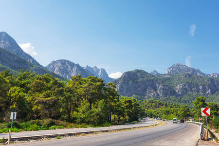 高速公路在山范围之间在海海岸