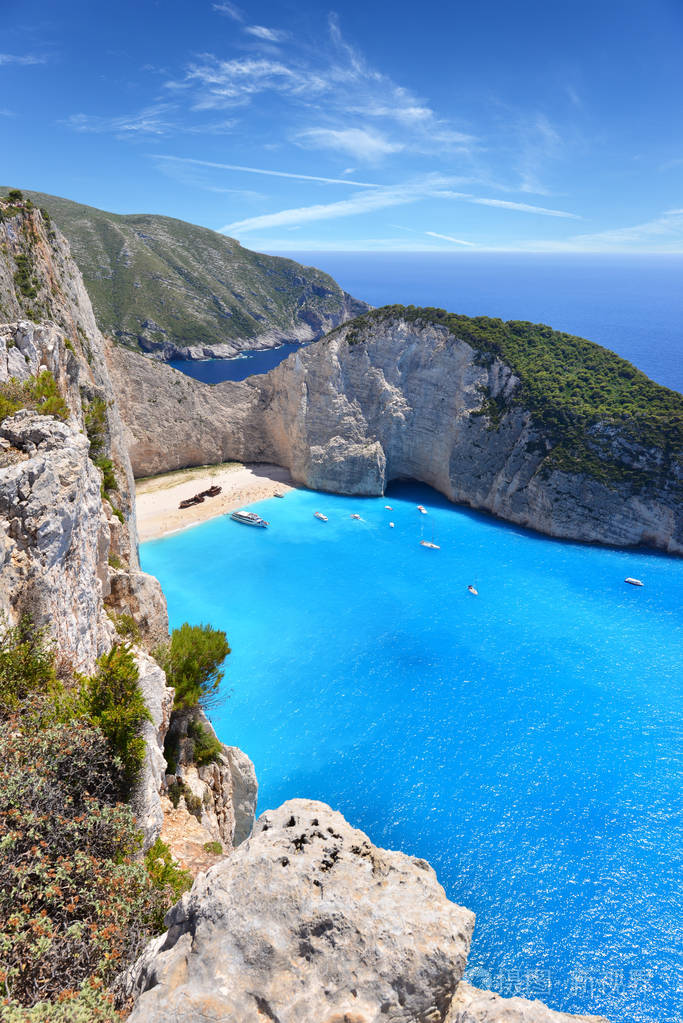 在希腊扎金索斯岛上美丽的navagio海滩