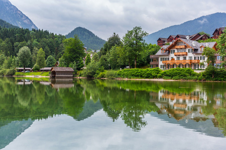 在阿尔卑斯山的 grundlsee 湖