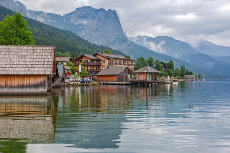 在阿尔卑斯山的 grundlsee 湖