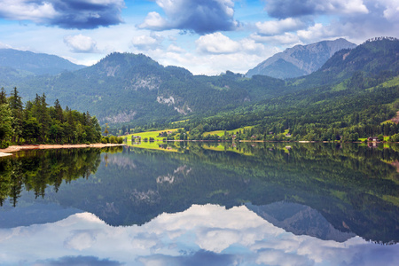 在阿尔卑斯山的 grundlsee 湖