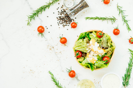 板与凯撒沙拉干净和健康的食物风格与凯撒沙拉在木碗照片