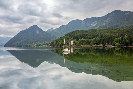 在阿尔卑斯山的 grundlsee 湖