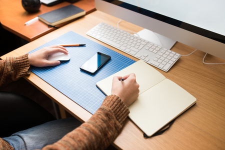 自由职业者的开发人员或设计师在自己家里工作工作区视图照片