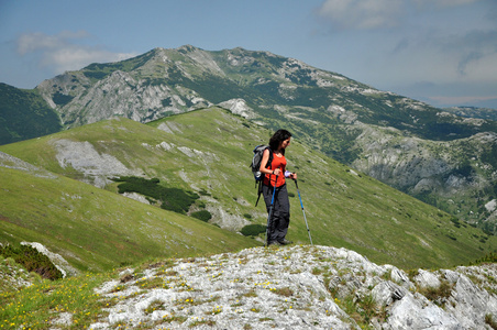 在山里徒步旅行女孩