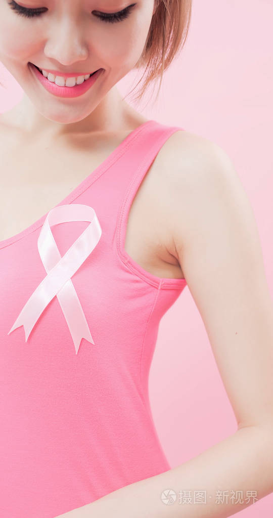 妇女穿粉红色丝带与预防乳腺癌的概念