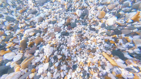 夏天的石头和鹅卵石在黑海海底的照片