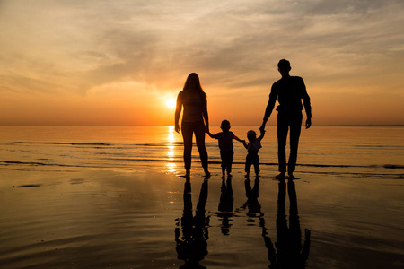 上海滩的日落的家庭