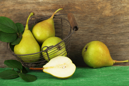 熟美味梨子木制的桌子上