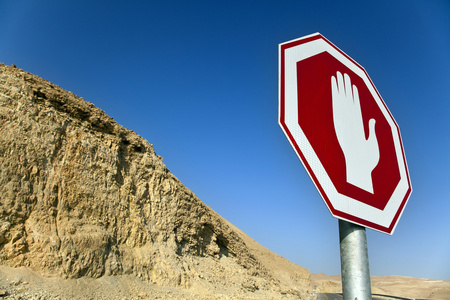 在沙漠中的停止标志