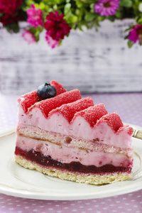 粉红一层蛋糕装饰着木桌上的新鲜水果