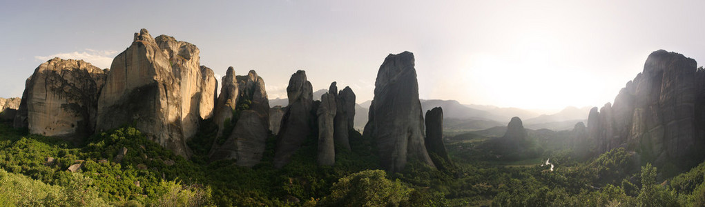 巅峰的岩米特奥拉风景全景图