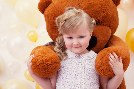 可爱的小女孩在怀里的大玩具熊