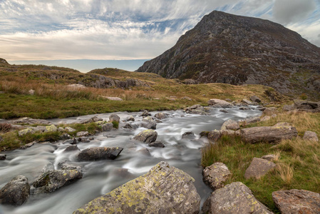 秋季斯诺登尼亚 Llyn Ogwen 和 Llyn Idwal 附近河流的景观意象