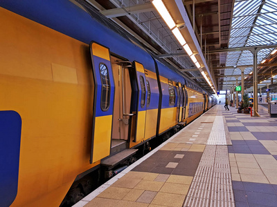 从荷兰阿姆斯特丹阿姆斯特站出发的火车