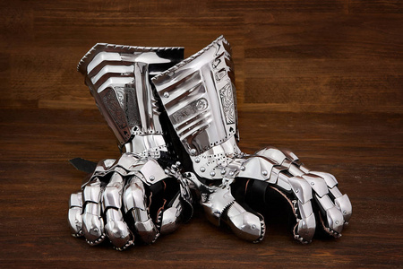 站附近的石墙上中世纪古代骑士盔甲日本武士传统古代盔甲中世纪的盔甲