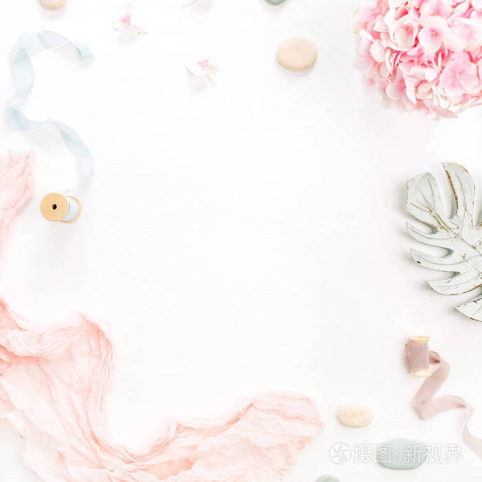 圆绣球花花束, 桉树枝, 粉彩粉红毯, 龟背竹叶板白色背景.