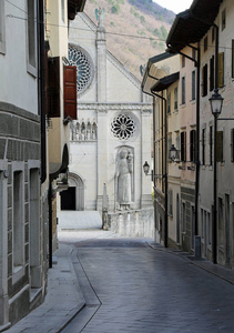 意大利北部 Gemona 镇的街道和大教堂