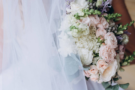 婚礼花束的白色和粉红色的花朵