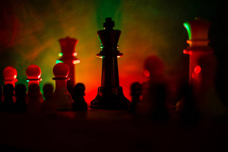 棋盘游戏概念的商业理念和竞争或战略理念的概念。在黑暗色调的雾背景下的象棋数字。选择性聚焦