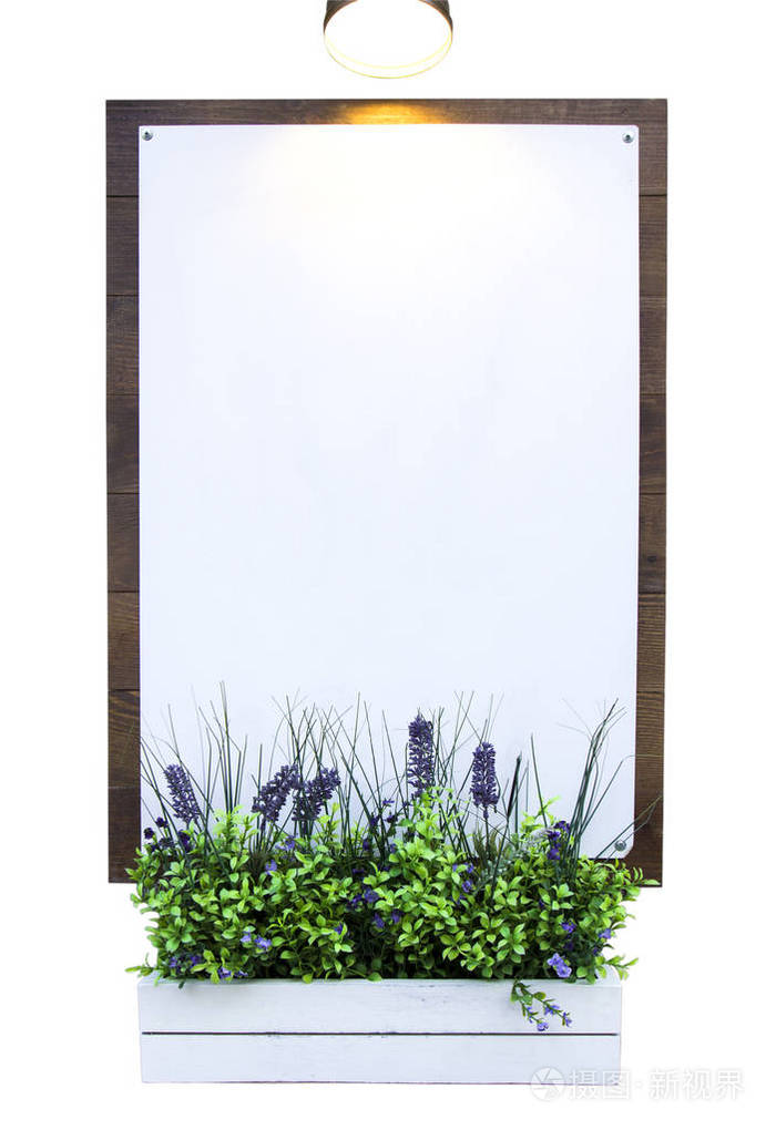 空白海报在木墙壁与花在白色罐子和灯照亮空的白板, 隔绝, 为餐馆咖啡
