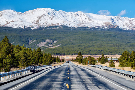 公路和雪覆盖科罗拉多落基山脉, 乌萨