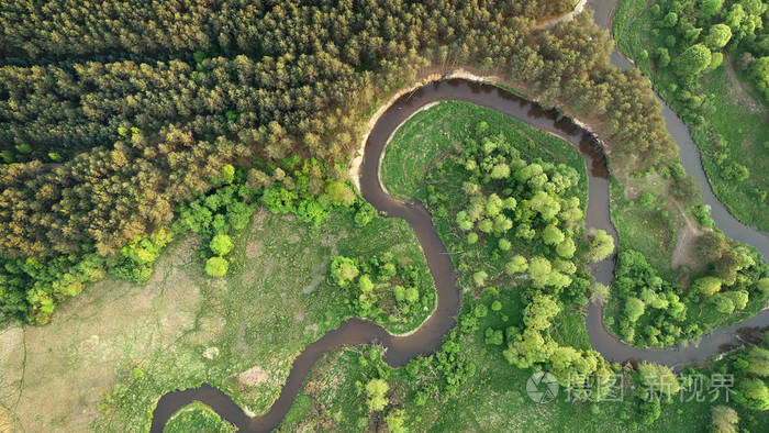 春季美丽自然河流鸟瞰图